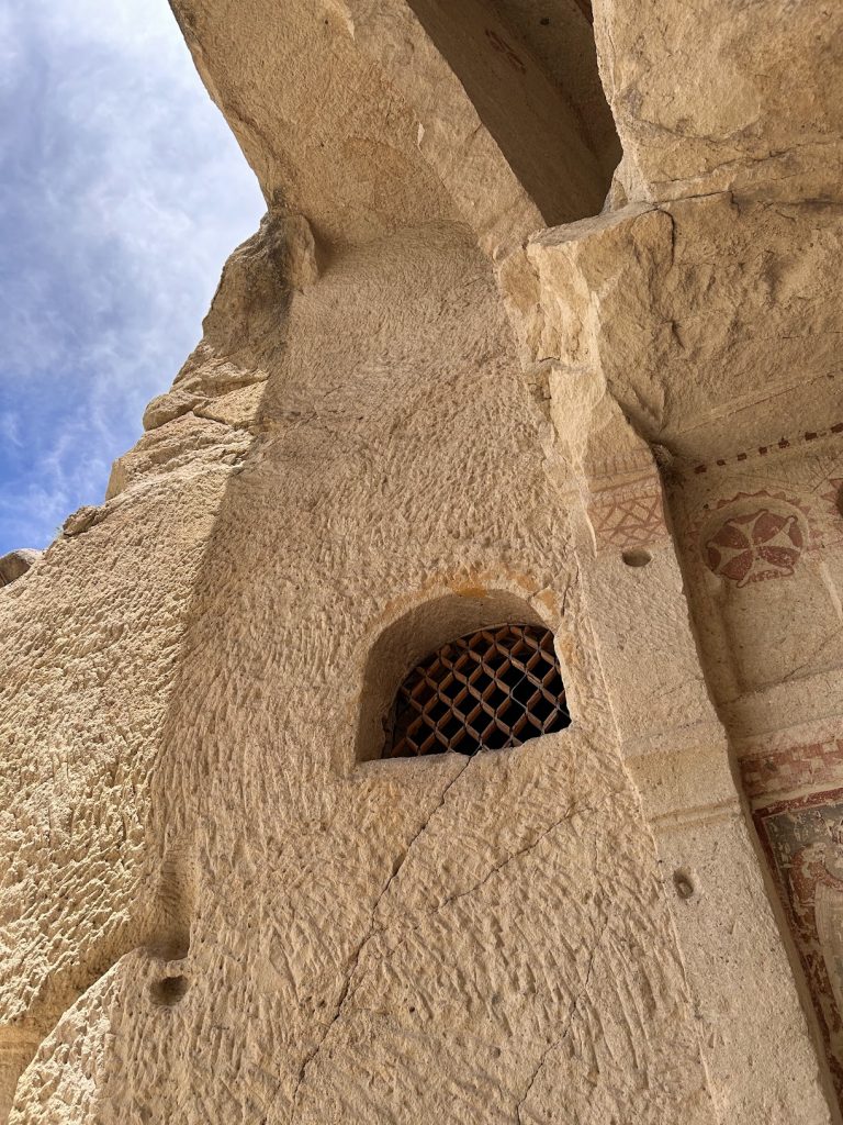 Karanlık Kilise'nin küçük penceresi